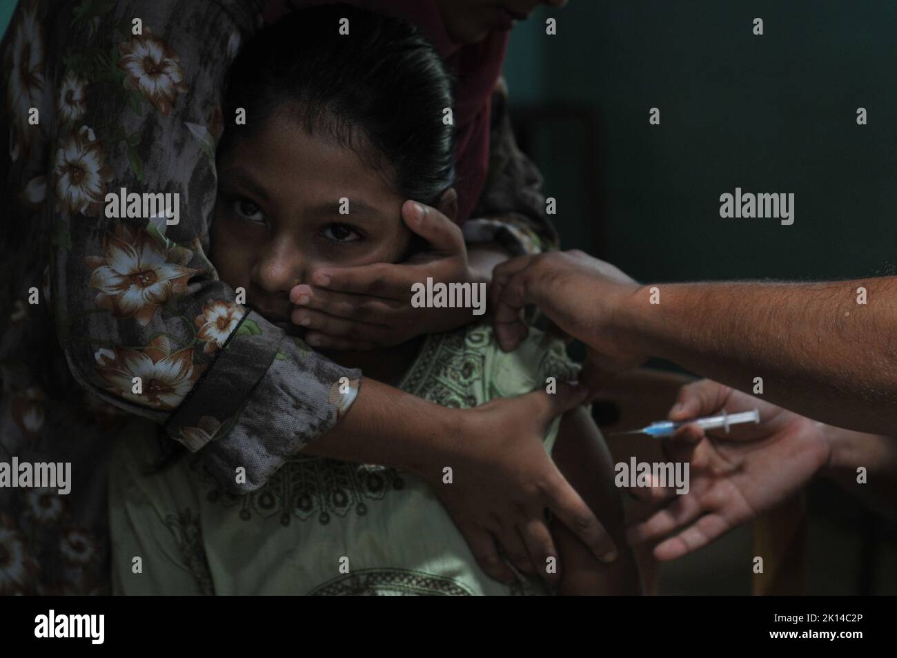 Sylhet, Bangladesh. 14th Set, 2022. Un bambino riceve una dose di Pfizer contro il virus durante la campagna di vaccinazione ai bambini come tentativo di ridurre l'infezione di Covid-19 a Baluchor Ideal School & College Campus . il 14 settembre 2022 a Sylhet, Bangladesh. (Credit Image: © MD Rafayat Haque Khan Eyepix G/eyepix via ZUMA Press Wire) Foto Stock