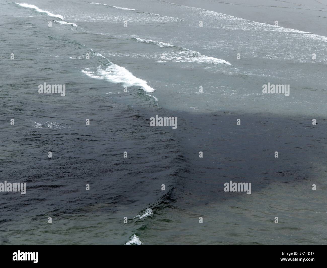 Acque grigie dell'Atlantico, vista dall'alto, cornice completa. Mare. La superficie dell'acqua come sfondo. Vista aerea dell'oceano Foto Stock