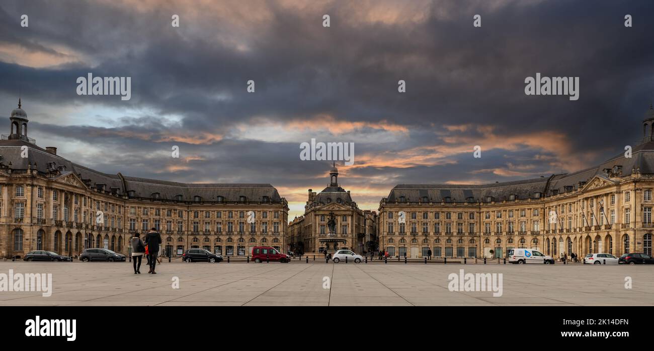 Place de la Bourse a Bordeaux, sotto un cielo nuvoloso, in Nuova Aquitania, Francia Foto Stock