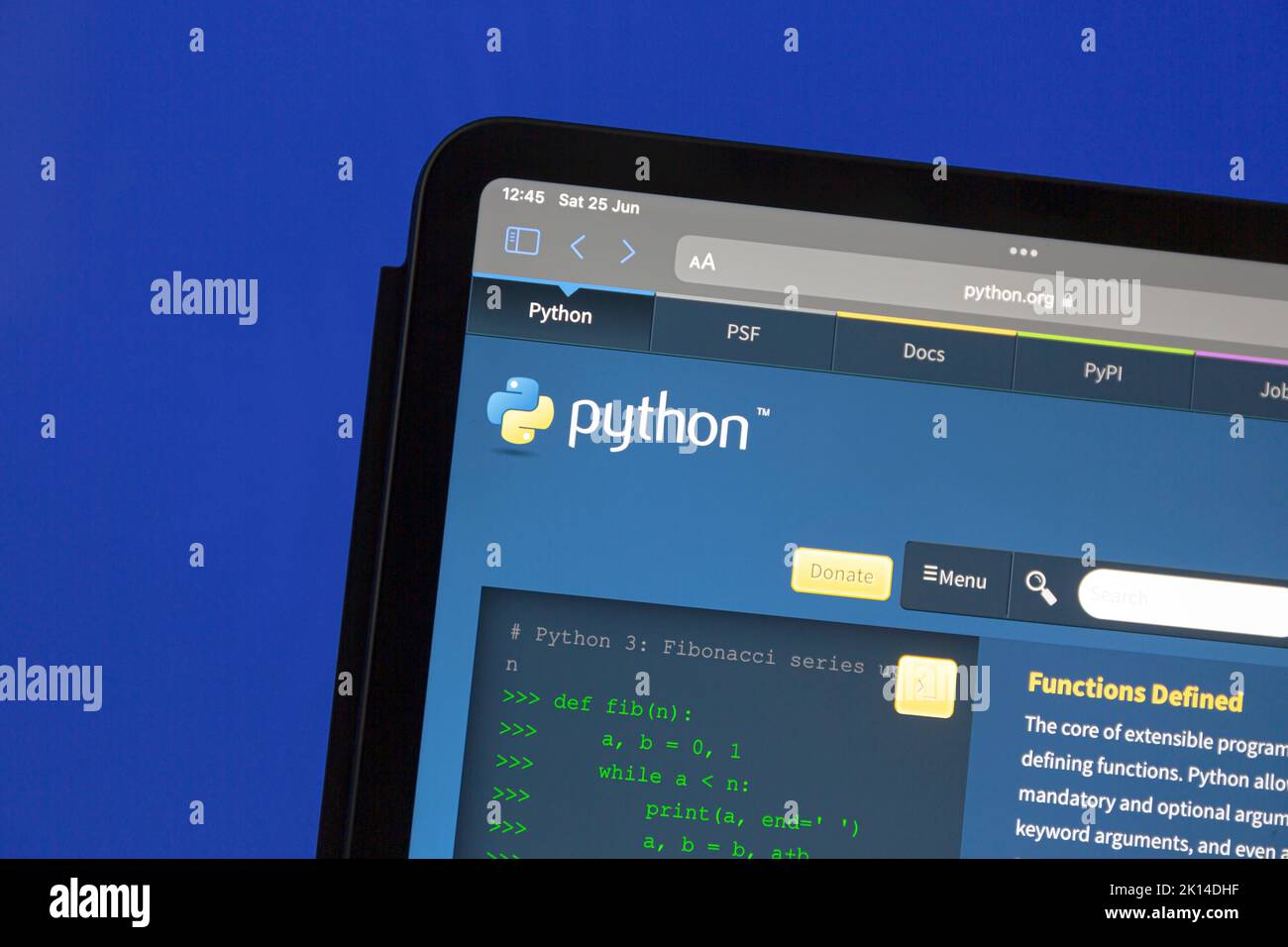 Ostersund, Svezia - 25 giugno 2022: Sito web di Python. Python è un linguaggio di programmazione di alto livello, interpretato e generico. Foto Stock
