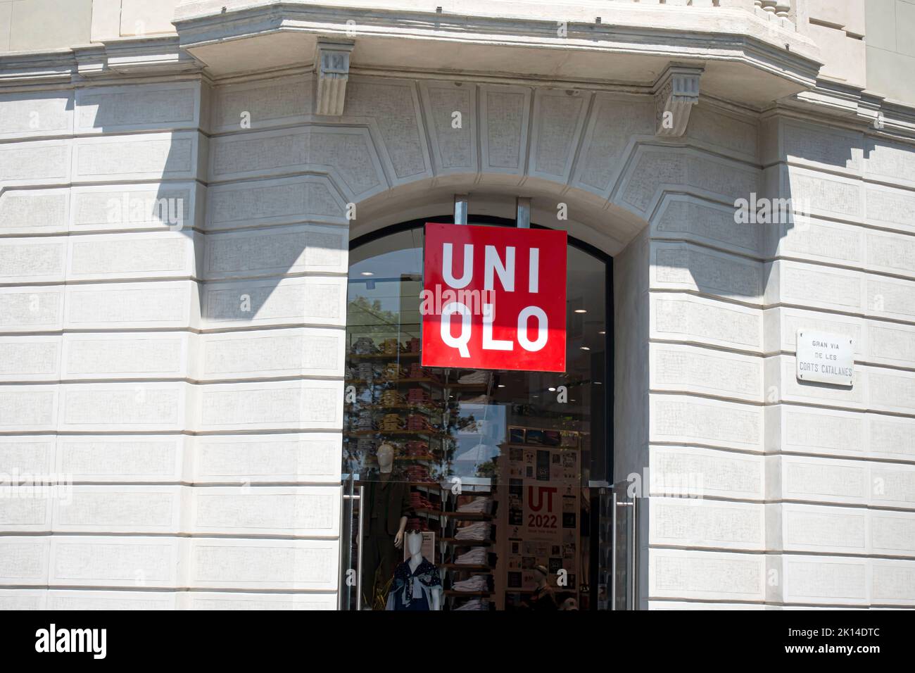 Barcellona, Spagna - 9 maggio 2022. Fronte negozio di abbigliamento Uniqlo. Uniclo è un designer, produttore e rivenditore di abbigliamento casual giapponese Foto Stock