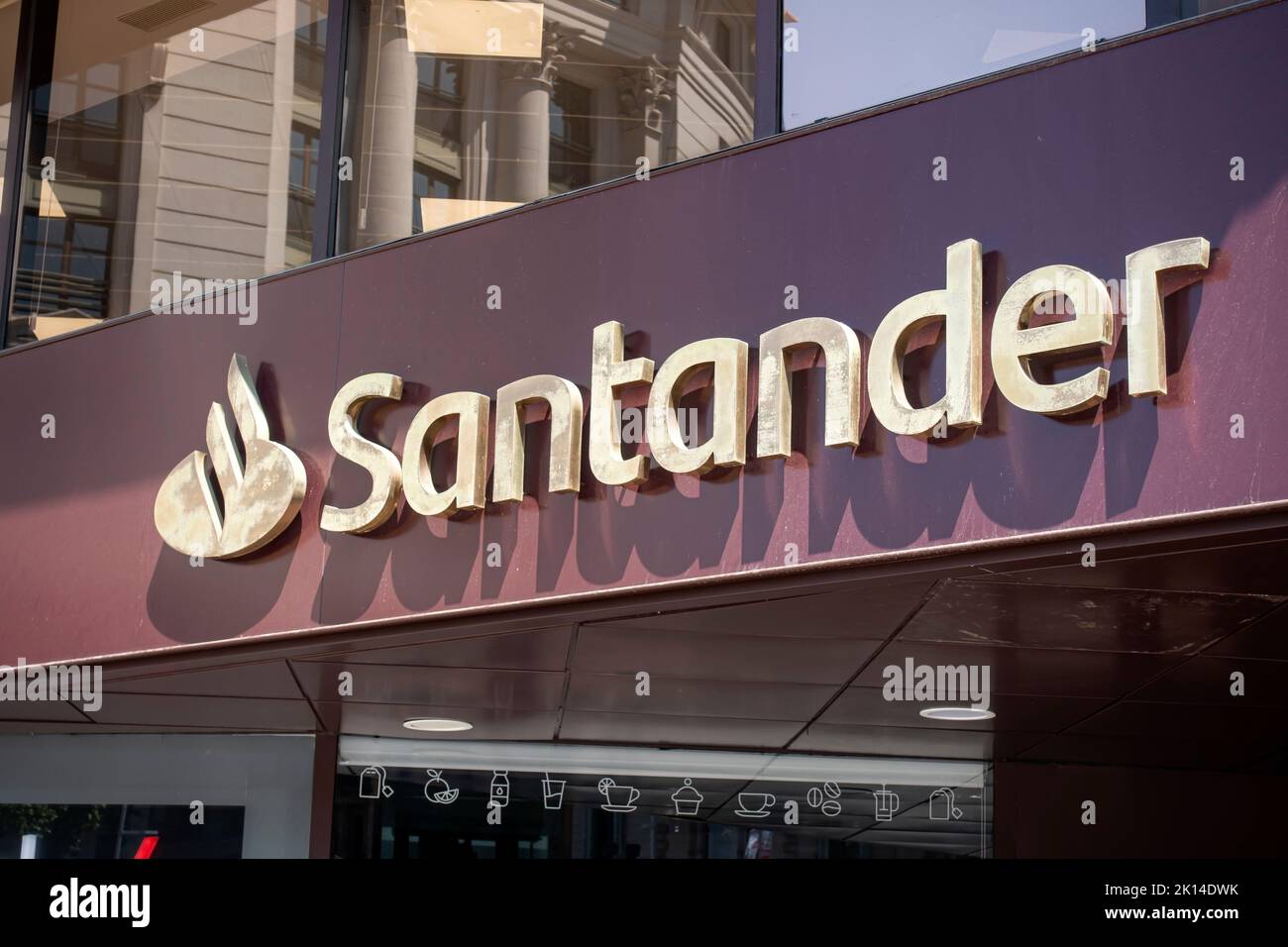 Barcellona, Spagna - 9 maggio 2022. Banca Santander. Il Gruppo Santander è un gruppo bancario spagnolo. Foto Stock