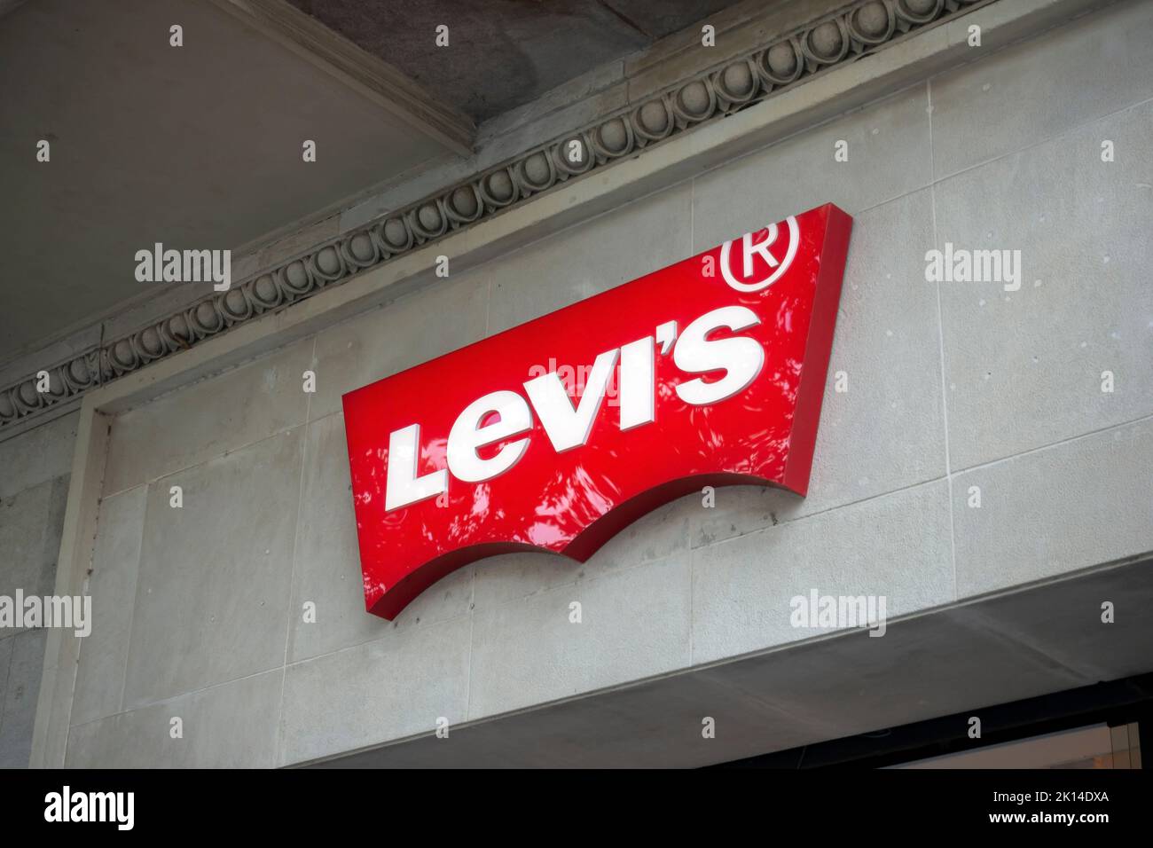 Barcellona, Spagna - 9 maggio 2022. Cartello Levi Strauss su una parete. Levi Strauss & Co è un'azienda americana di abbigliamento conosciuta in tutto il mondo per il suo marchio Levi Foto Stock