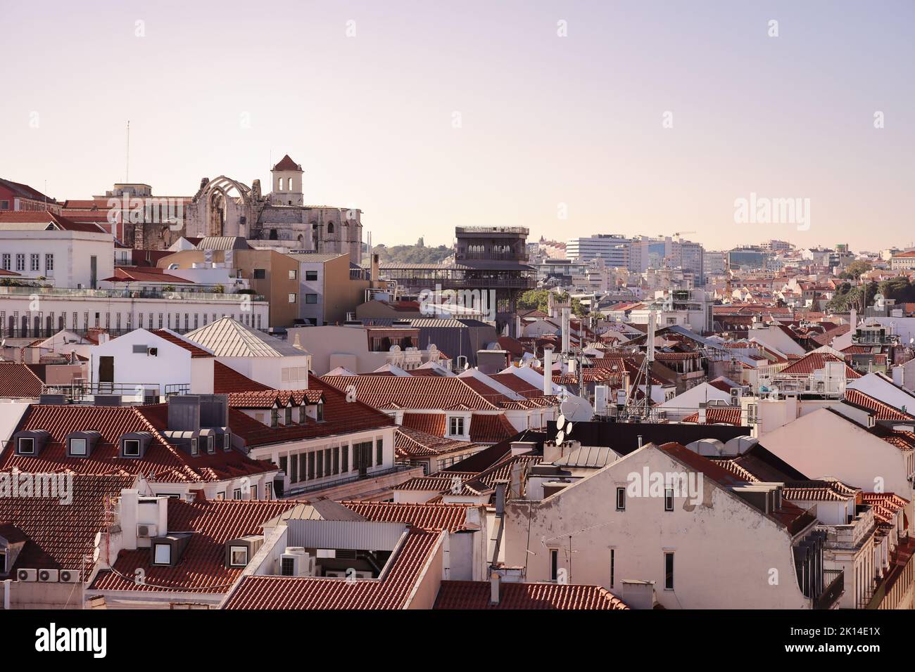 Lisbona, capitale del Portogallo. Paesaggio urbano con l'ascensore di Santa Justa, l'Elevador de Santa Justa e la rovinata chiesa di Carmo. Vista sul tetto di Lisbona al tramonto. Foto Stock