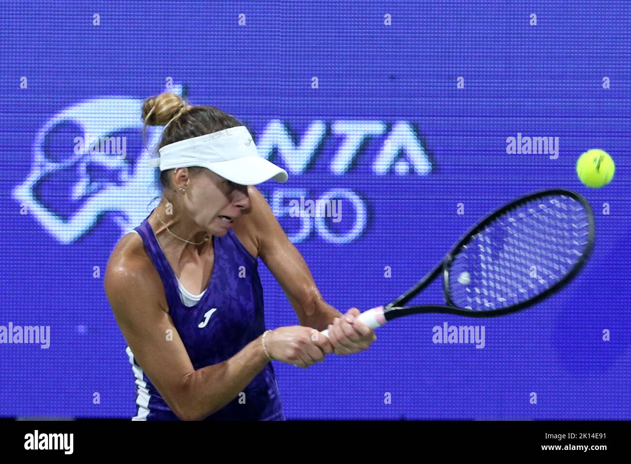 Chennai, Tamil Nadu, India. 15th Set, 2022. Il tennista polacco Magda Linette in azione contro il tennista russo Oksana Selekhmeteva durante il torneo di tennis del WTA Tour Chennai Open 2022 a Chennai. (Credit Image: © Sri Loganathan/ZUMA Press Wire) Foto Stock