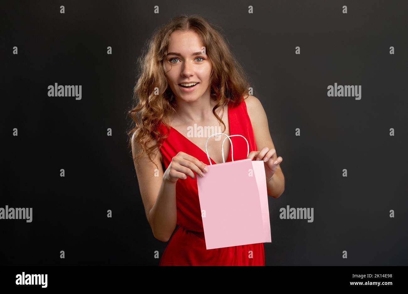 festa sorpresa compleanno regalo donna stupita Foto Stock