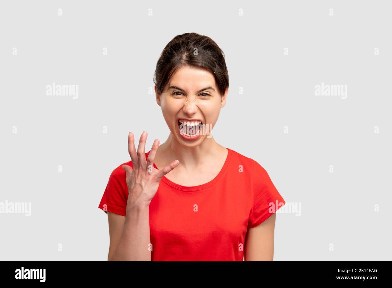 Ritratto di donna furiosa. Sensazione di rabbia. MAD urlando signora isolato su neutrale copia spazio. Odio sopraffatto. Stress e frustrazione. Emozione negativa Foto Stock