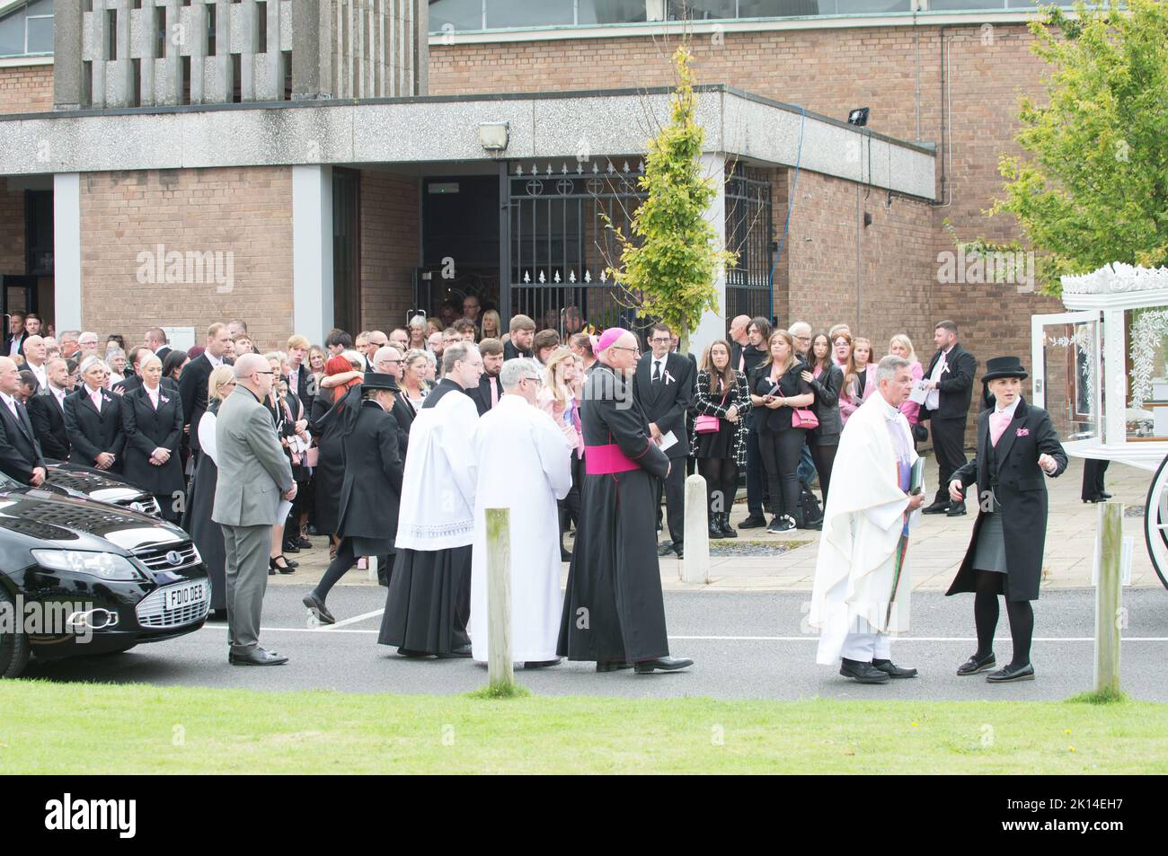 Il funerale di Olivia Pratt-Korbel si è svolto alle 11am di giovedì 15th settembre presso la chiesa di Santa Margherita Maria, Pilch Lane, Dovecot. La comunità locale costeggiano la strada fuori dalla Chiesa e dalla scuola di Olivia per rendere omaggio all'arrivo del corteo. Il servizio diretto da Padre Roy, Madre di Olivia Cheryl fece l'Eulogia, l'Arcivescovo di Liverpool fece l'Omelia. Su richiesta della famiglia, la maggior parte dei lutto indossava rosa in memoria di Olivia. Dopo il servizio alla chiesa il corteo funebre partì per un servizio privato. Sono ancora in corso indagini sull'omicidio di Olivia di 9 anni. Foto Stock