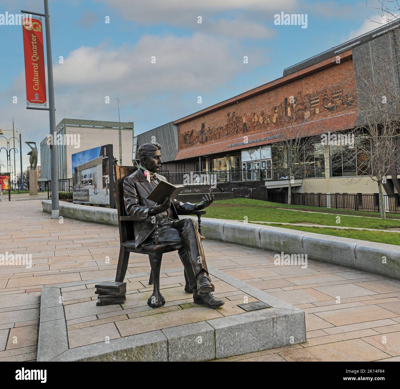 Scultura in bronzo di romanziere, drammaturgo ed essayista Arnold Bennett al di fuori del Potteries Museum and Art Gallery, Hanley, Stoke on Trent, Inghilterra Foto Stock