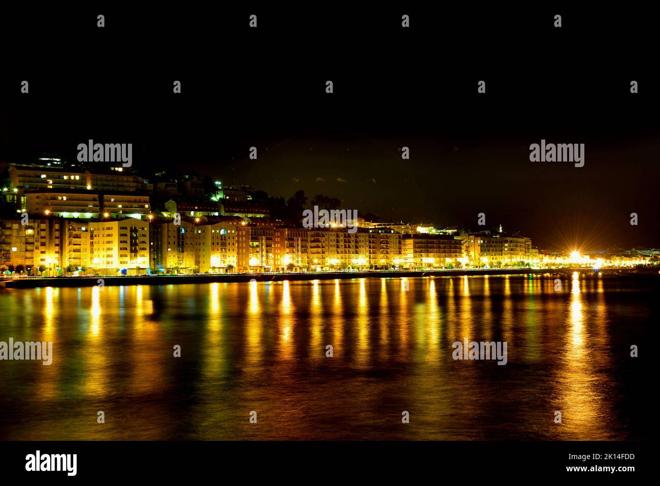 Vista notturna di Baiona con i ritagli di luce Foto Stock