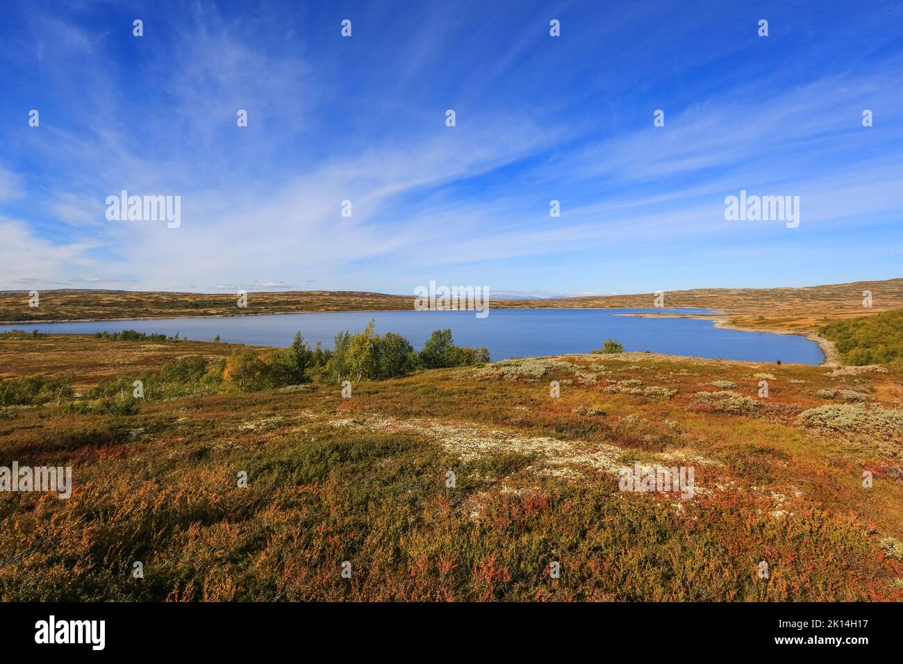 Vista sul lago Stor Sverje situato nel comune di Kvikve, il luogo popolare per la caccia, la pesca e lo sci Foto Stock