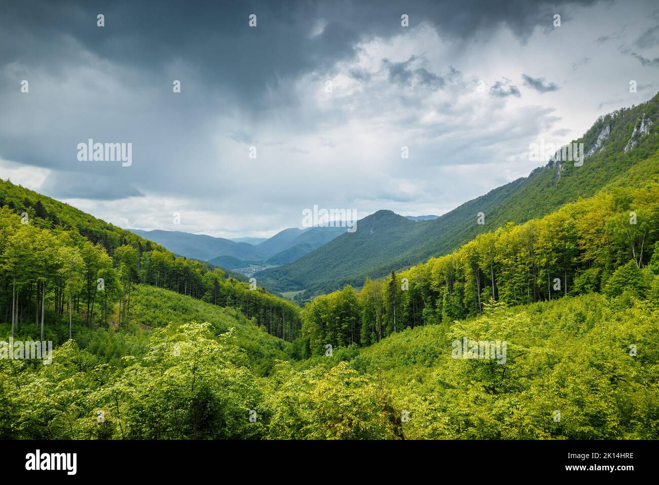 Paesaggio primaverile nuvoloso di colline e foreste. Il parco nazionale dell'altopiano di Muranska planina nella Slovacchia centrale, in Europa. Foto Stock