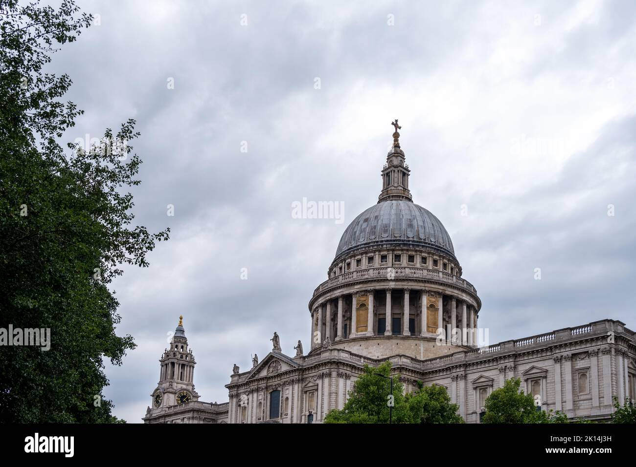 Vista della cupola della Cattedrale di San Paolo in un nuvoloso pomeriggio estivo, Londra, Inghilterra Foto Stock