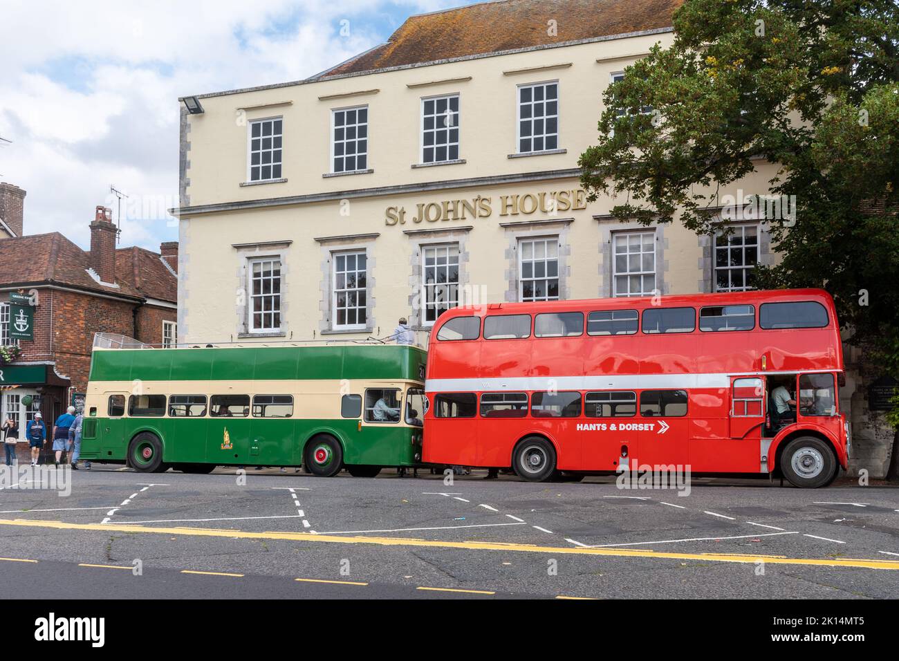 Giorno di corsa in autobus vintage nel centro di Winchester, Hampshire, Inghilterra, Regno Unito, nel mese di Settembre 2022 Foto Stock