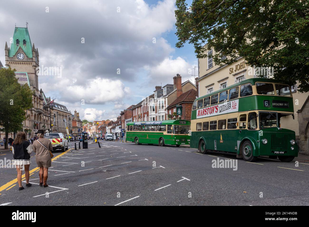 Giorno di corsa in autobus vintage nel centro di Winchester, Hampshire, Inghilterra, Regno Unito, nel mese di Settembre 2022 Foto Stock