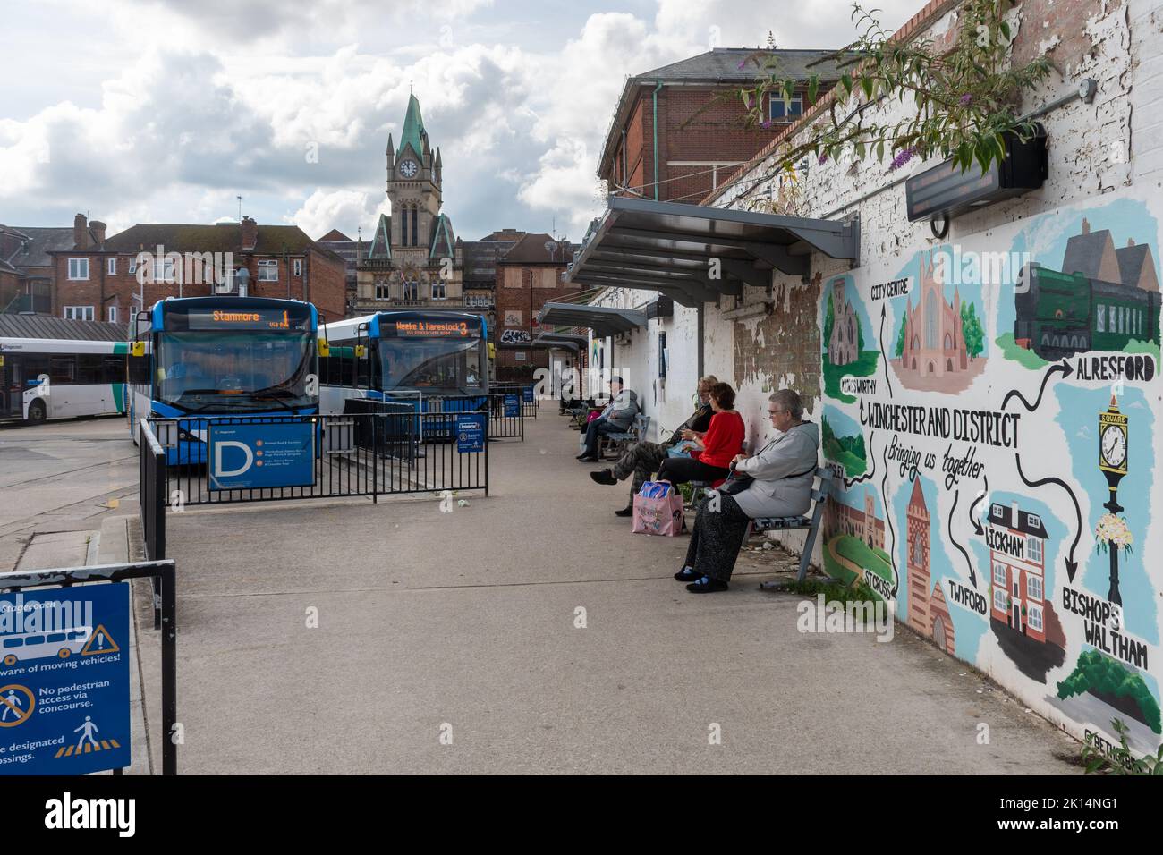 Stazione degli autobus di Winchester con persone in attesa di autobus, Hampshire, Inghilterra, Regno Unito Foto Stock