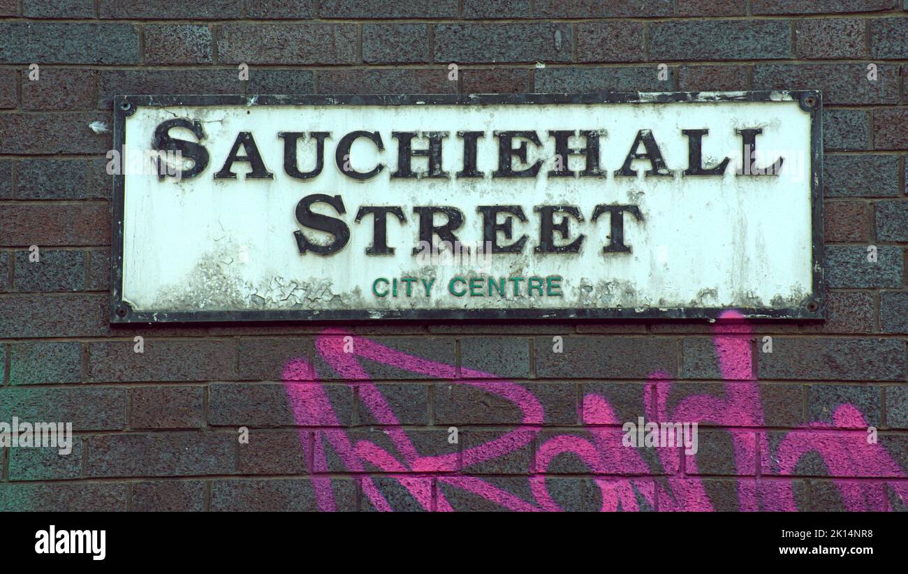 Glasgow, Scozia. Cartello stradale UK Sauchiehall sull'edificio con graffiti che mette in evidenza la scomparsa dell'antica via dello shopping Foto Stock