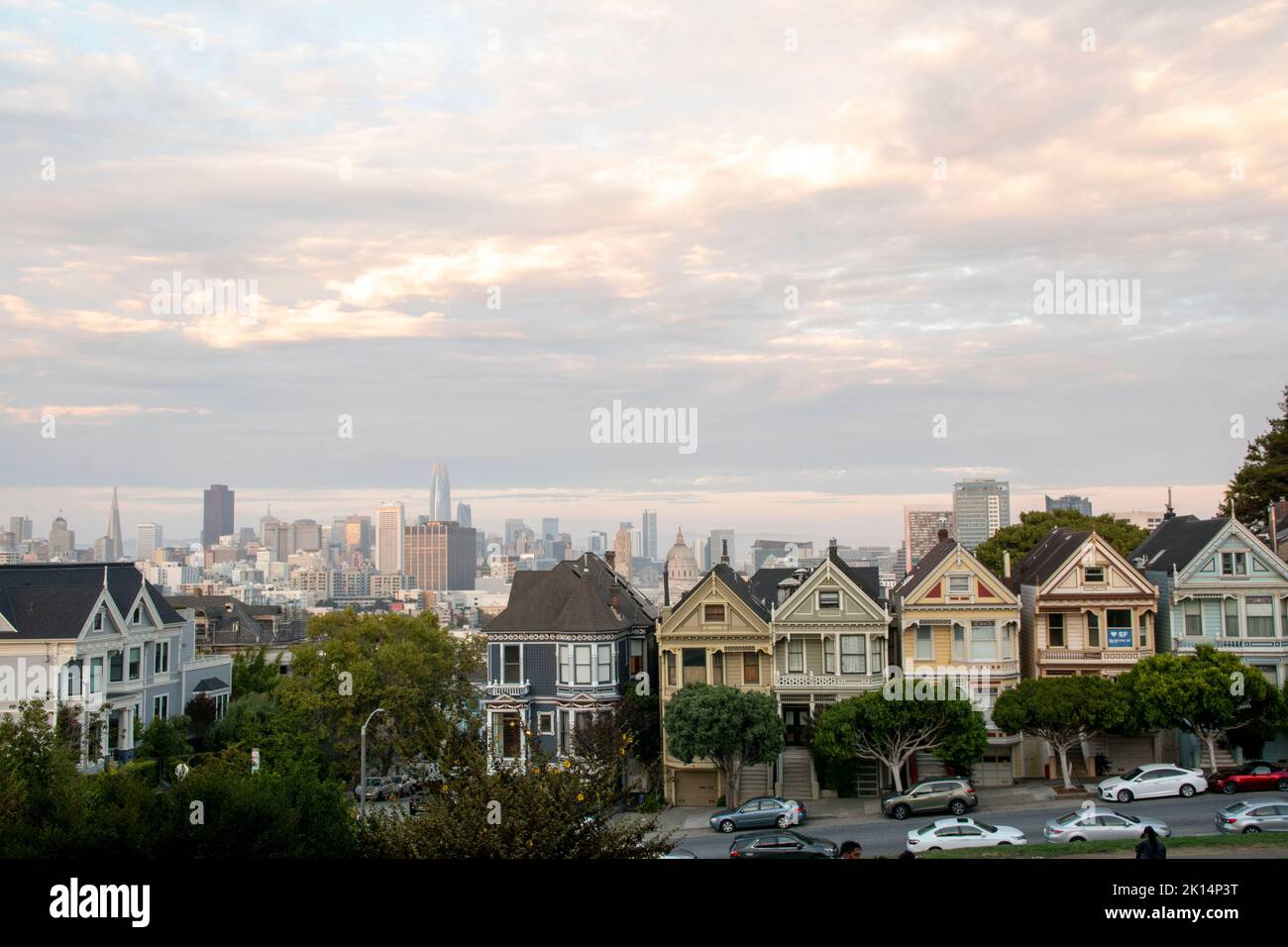 Alamo Square è una popolare destinazione turistica a San Francisco, CA, USA perché le Painted Ladies sono lì. Foto Stock