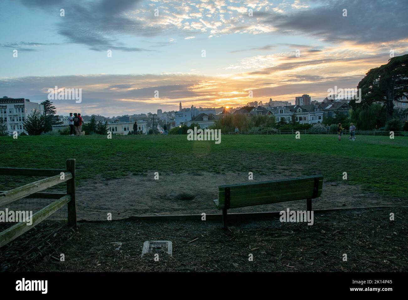 Alamo Square è una popolare destinazione turistica a San Francisco, CA, USA perché le Painted Ladies sono lì. Foto Stock