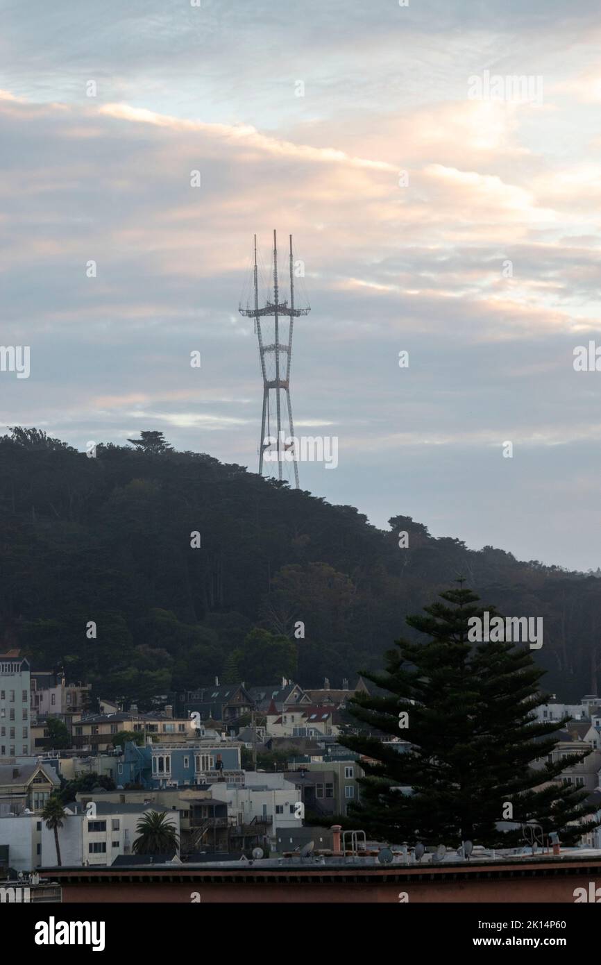 Alamo Square è una popolare destinazione turistica a San Francisco, CA, USA perché le Painted Ladies sono lì. Foto Stock