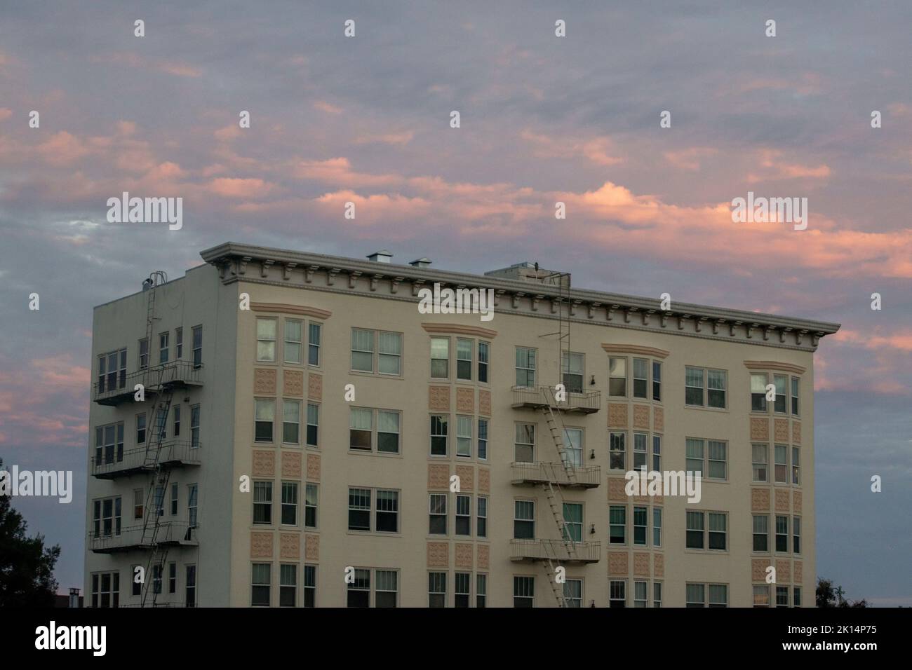 Alamo Square è una popolare destinazione turistica a San Francisco, CA, USA perché le Painted Ladies sono lì. Foto Stock