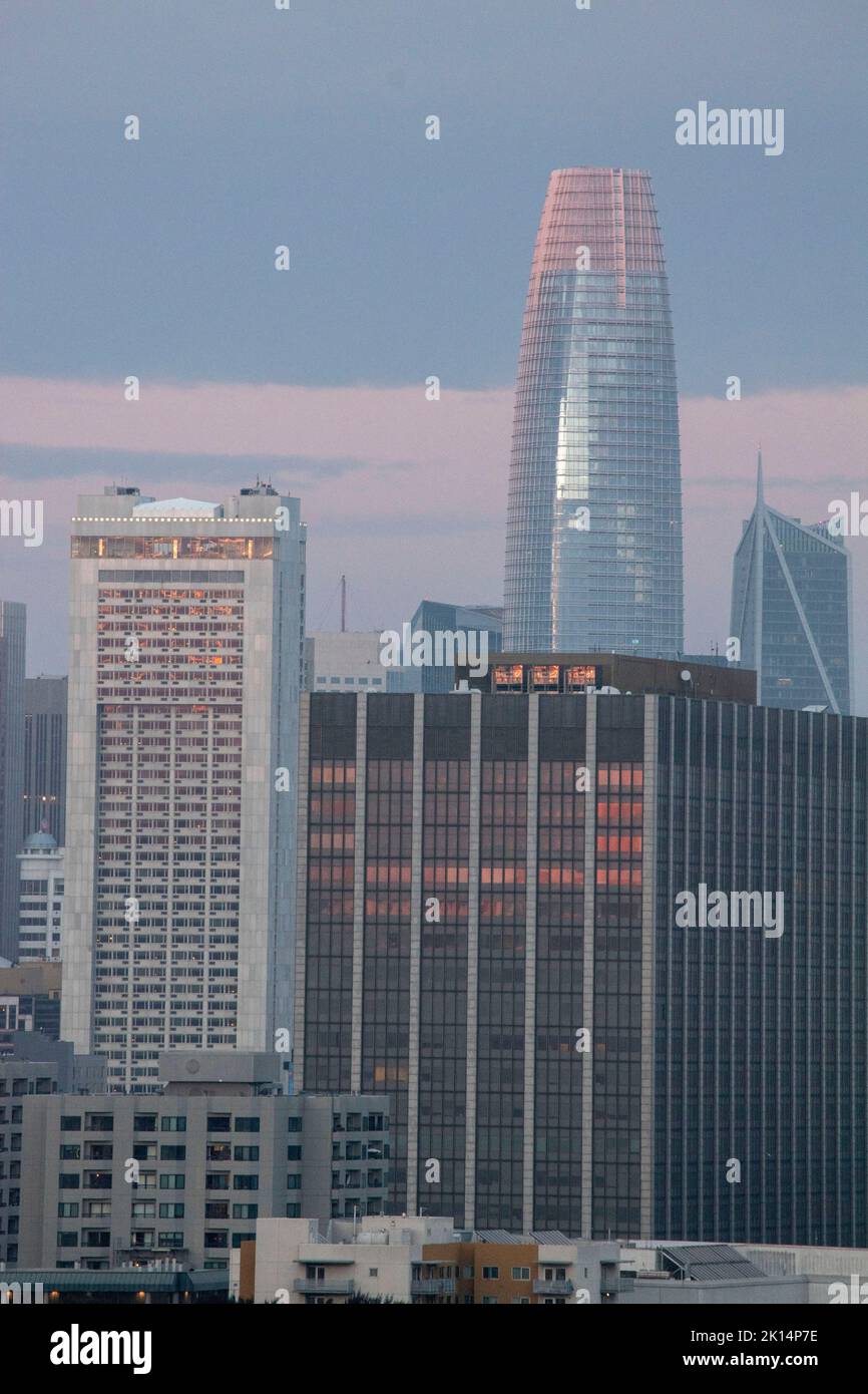 Alamo Square è una popolare destinazione turistica a San Francisco, CA, USA perché le Painted Ladies sono lì. Foto Stock