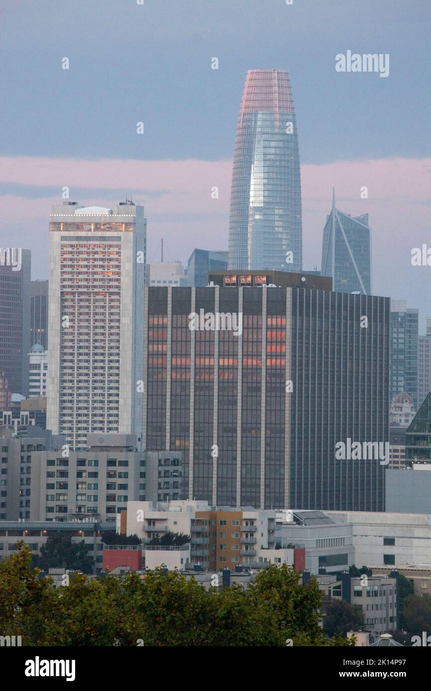 Alamo Square è una popolare destinazione turistica a San Francisco, CA, USA perché le Painted Ladies sono lì. Foto Stock
