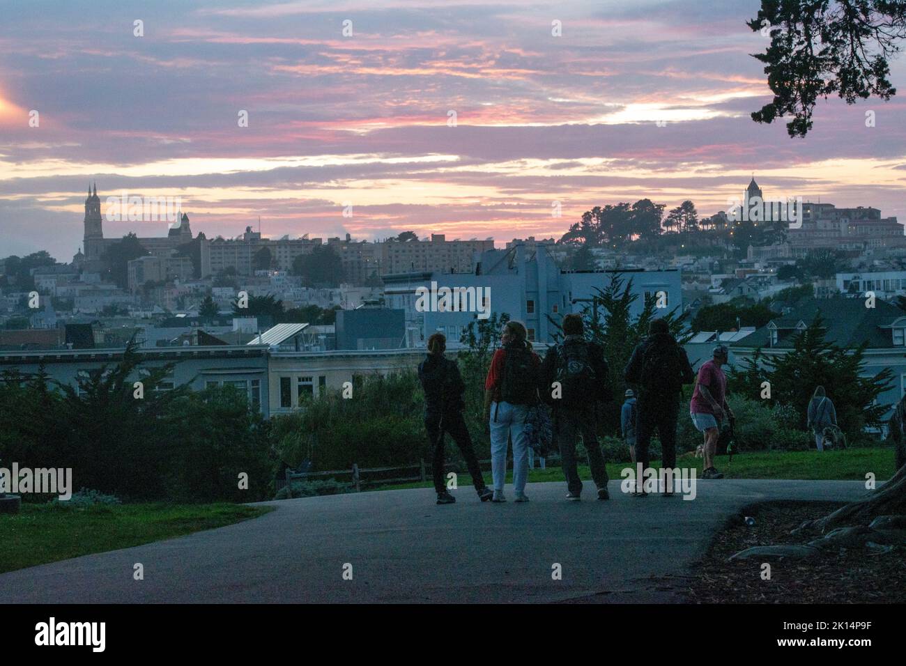 Alamo Square è una popolare destinazione turistica a San Francisco, CA, USA perché le Painted Ladies sono lì. Foto Stock