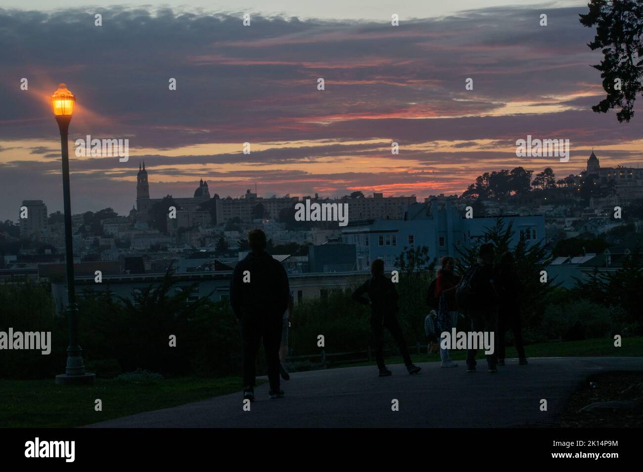 Alamo Square è una popolare destinazione turistica a San Francisco, CA, USA perché le Painted Ladies sono lì. Foto Stock