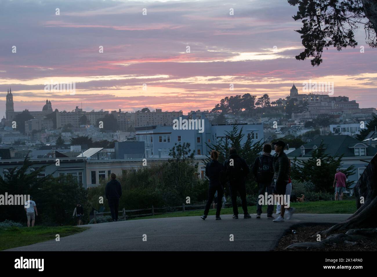 Alamo Square è una popolare destinazione turistica a San Francisco, CA, USA perché le Painted Ladies sono lì. Foto Stock