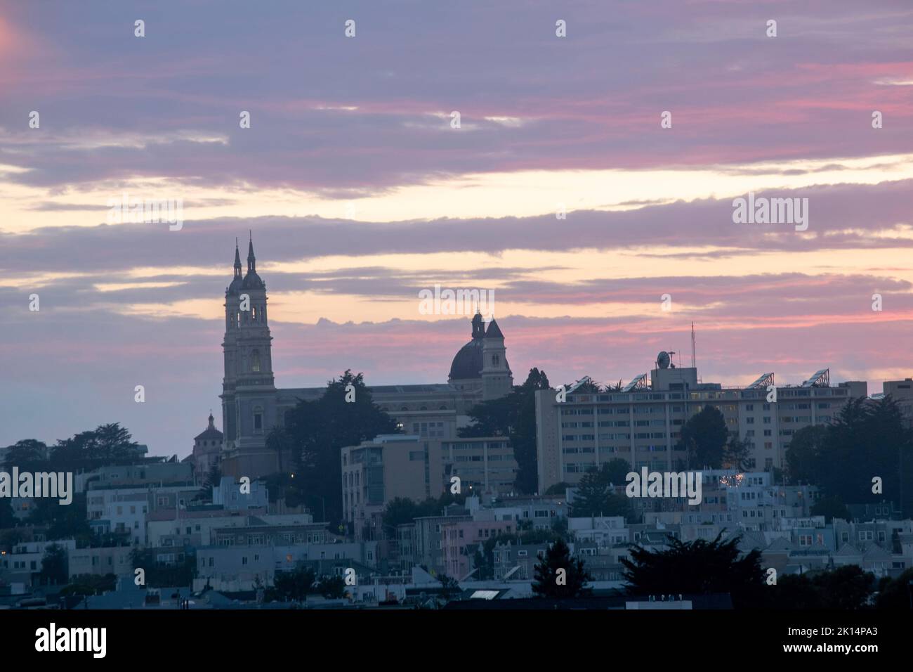Alamo Square è una popolare destinazione turistica a San Francisco, CA, USA perché le Painted Ladies sono lì. Foto Stock