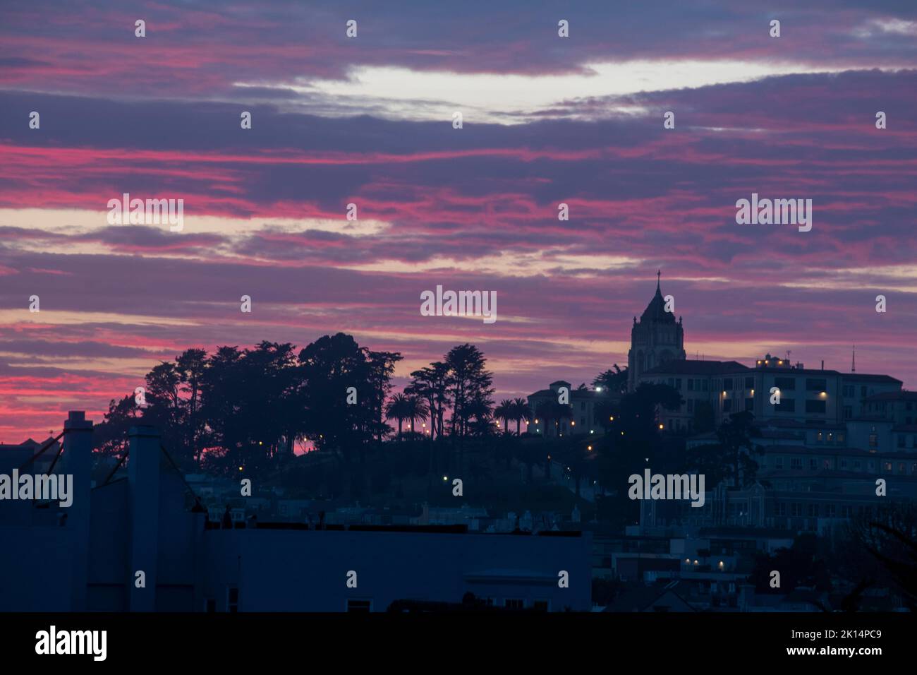 Alamo Square è una popolare destinazione turistica a San Francisco, CA, USA perché le Painted Ladies sono lì. Foto Stock