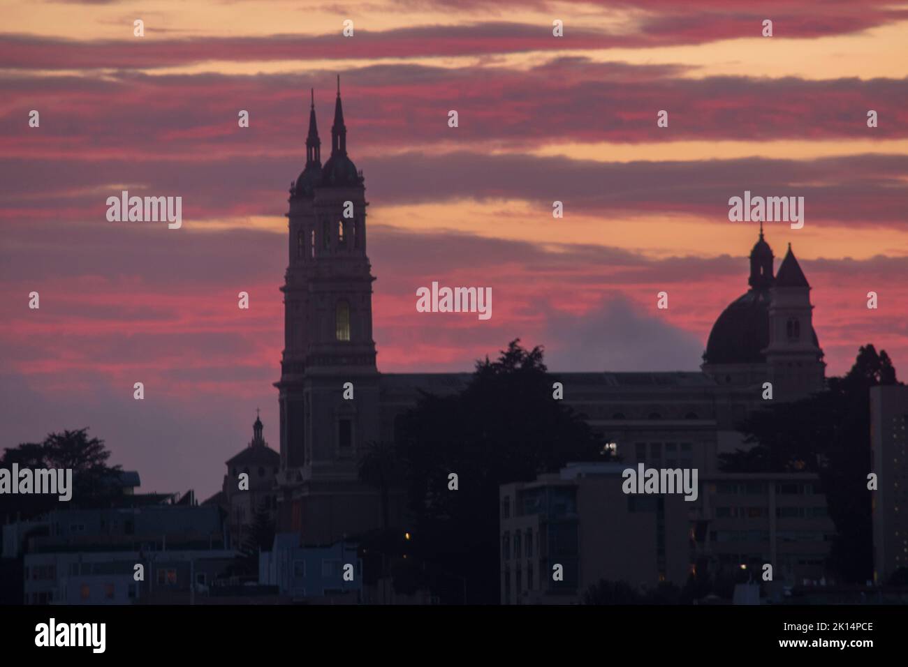 Alamo Square è una popolare destinazione turistica a San Francisco, CA, USA perché le Painted Ladies sono lì. Foto Stock