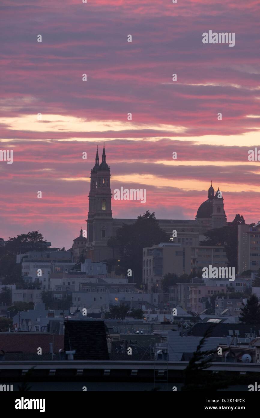 Alamo Square è una popolare destinazione turistica a San Francisco, CA, USA perché le Painted Ladies sono lì. Foto Stock