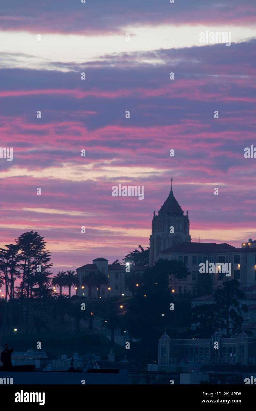 Alamo Square è una popolare destinazione turistica a San Francisco, CA, USA perché le Painted Ladies sono lì. Foto Stock