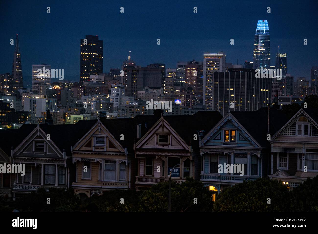 Alamo Square è una popolare destinazione turistica a San Francisco, CA, USA perché le Painted Ladies sono lì. Foto Stock