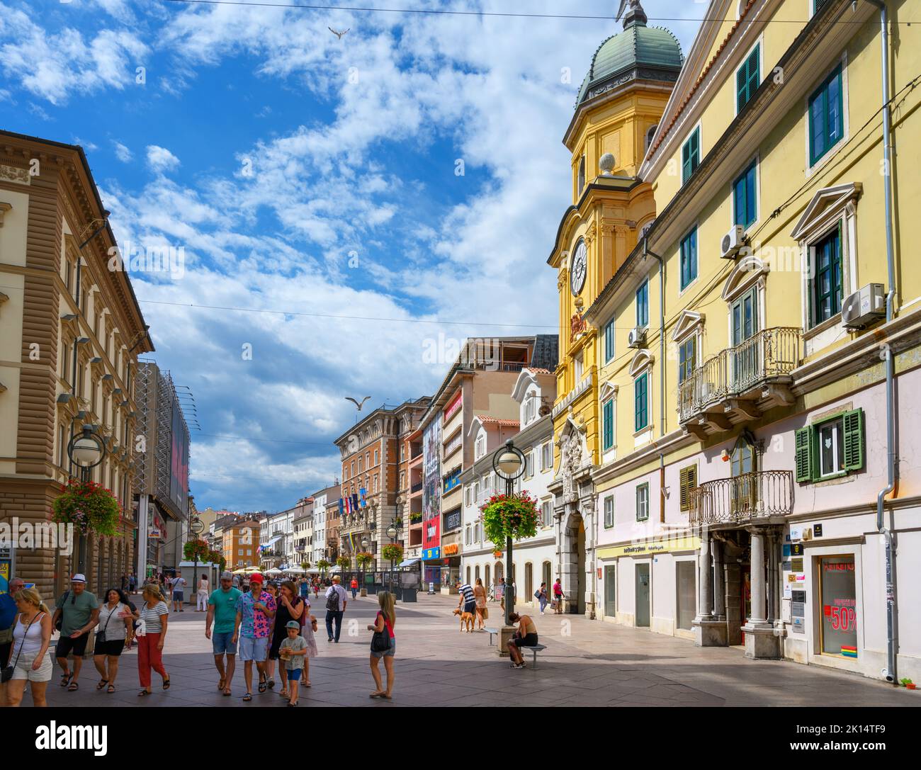 Vista lungo la strada principale, Korzo, Rijeka, Croazia Foto Stock