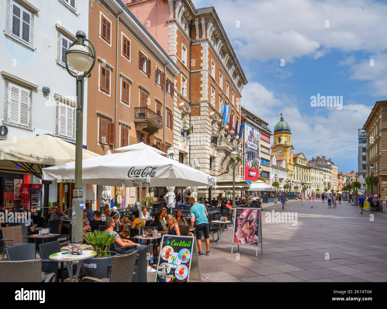 Caffè sulla strada principale, Korzo, Rijeka, Croazia Foto Stock