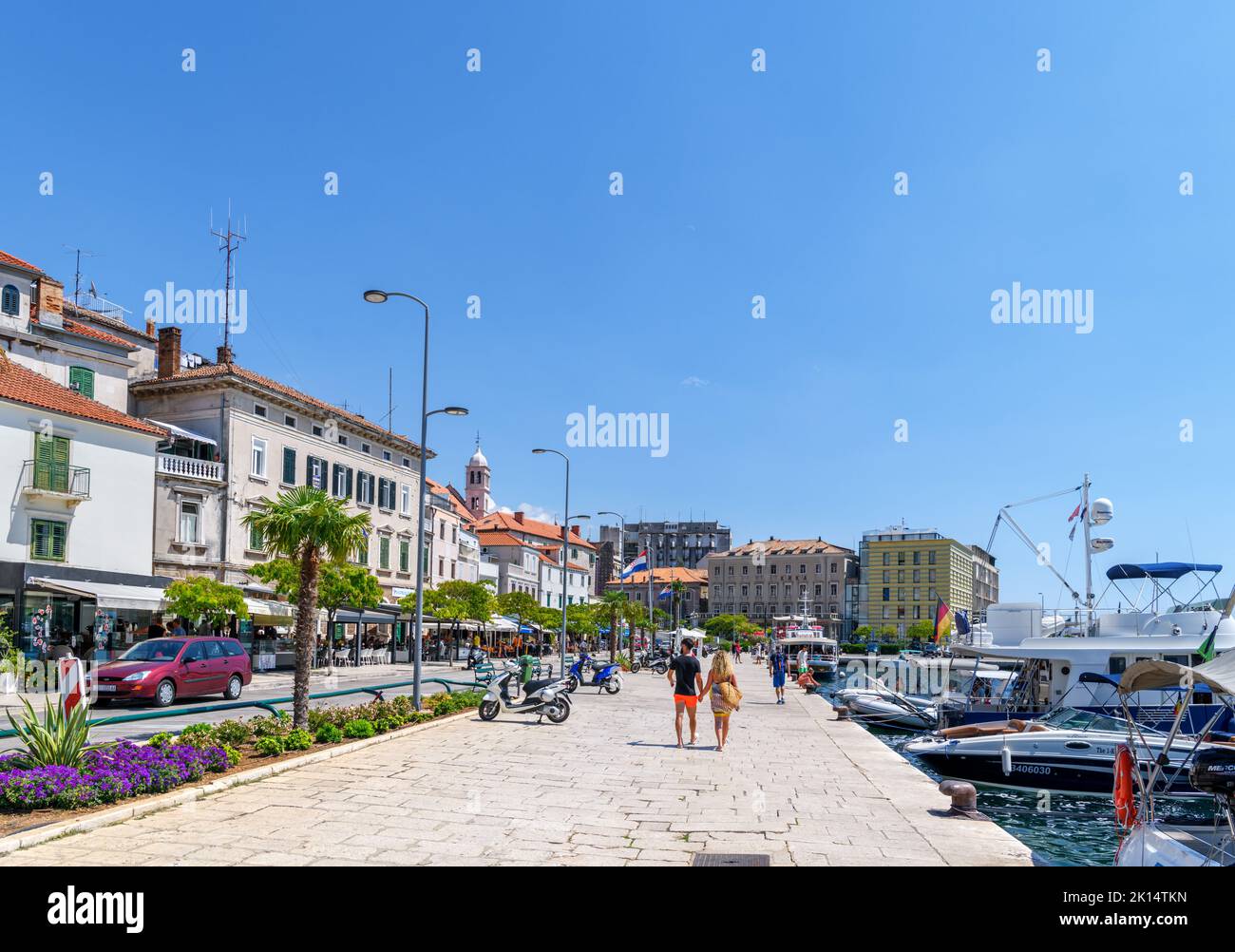 Lungomare nel centro storico di Sibenik, Croazia Foto Stock