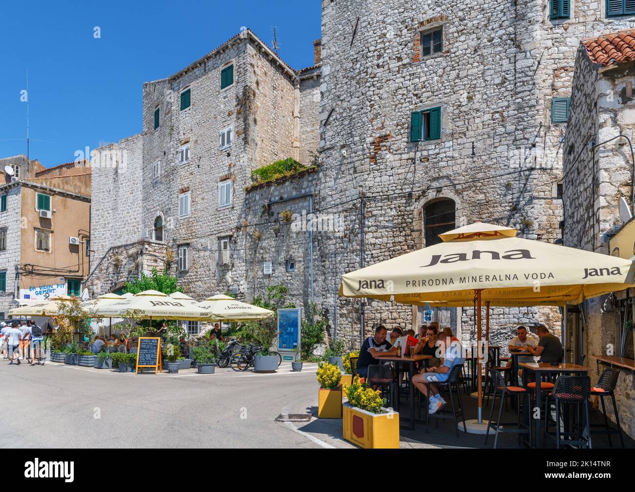 Caffè e ristoranti sul lungomare nel centro storico di Sibenik, Croazia Foto Stock