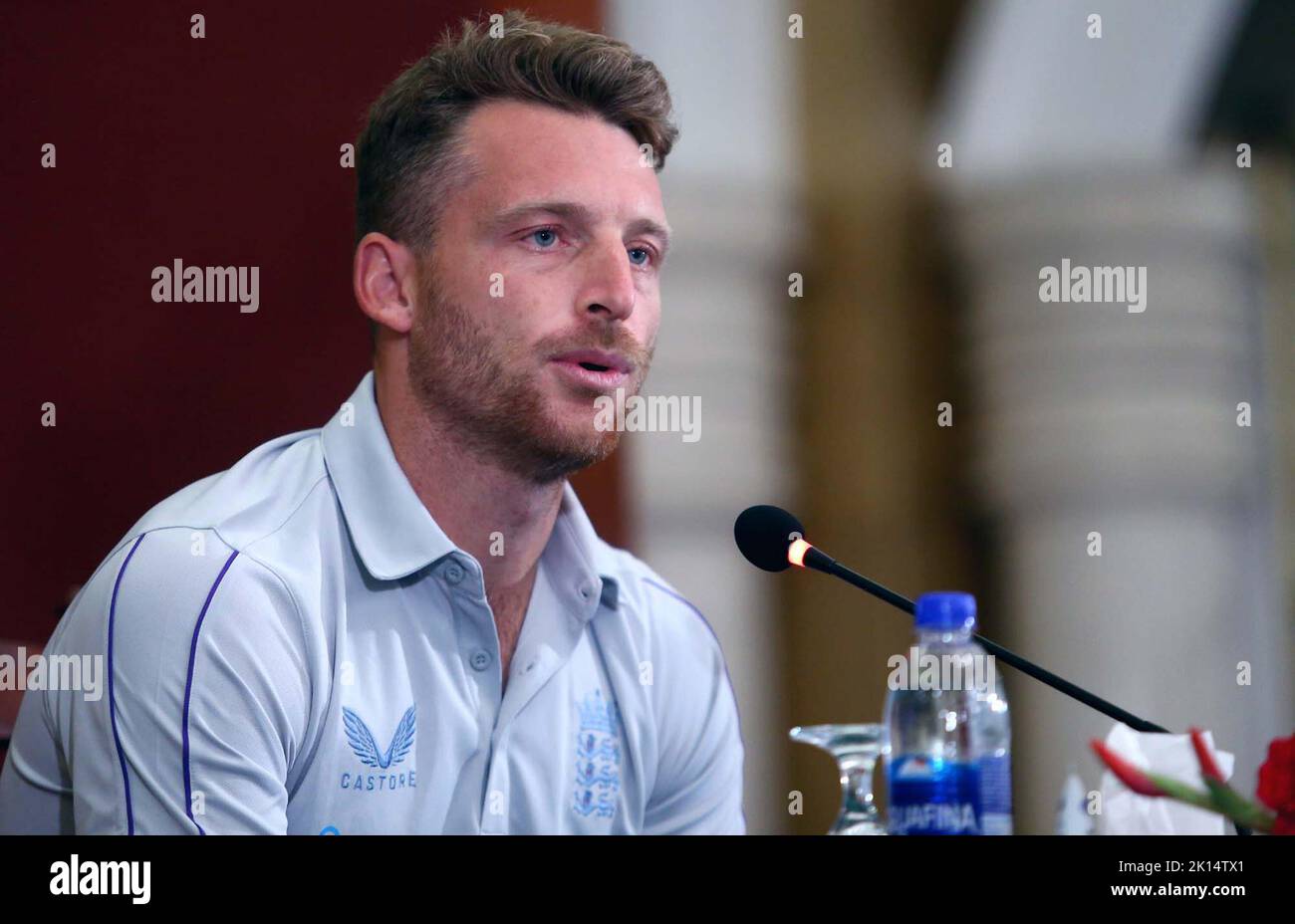 Il capitano della squadra di cricket inglese, Jos Buttler, si rivolge ai media durante una conferenza stampa, tenutasi presso l'hotel locale di Karachi giovedì 15 settembre 2022. La squadra di cricket inglese si è arenata a Karachi durante il loro primo tour in Pakistan in 17 anni. L'Inghilterra ha giocato l'ultima volta in Pakistan nel 2005 e sono stati dovuti visitare l'anno scorso fino a quando si tira fuori a breve preavviso dopo la Nuova Zelanda ha anche annullato un tour che citava preoccupazioni di sicurezza. Foto Stock