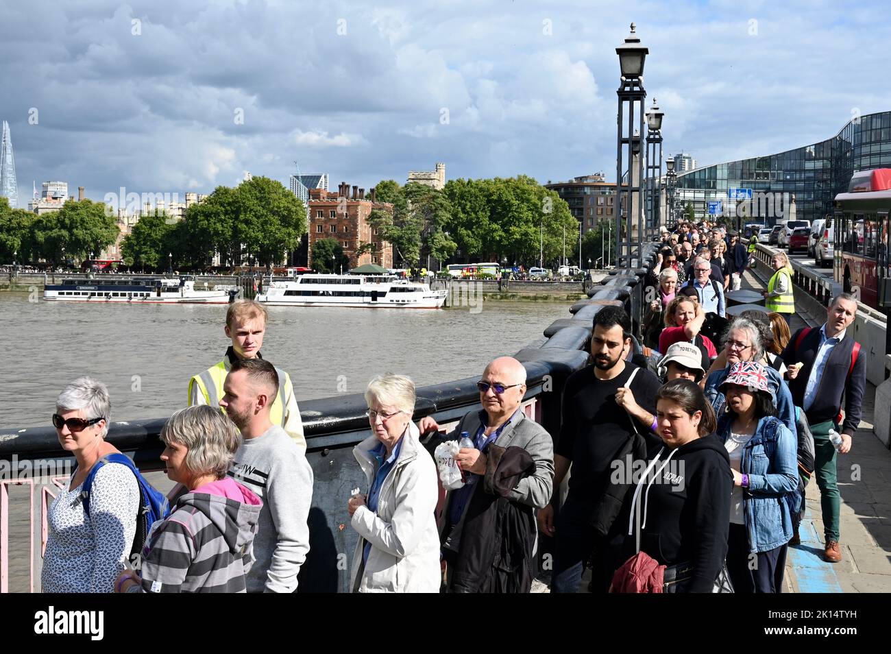 Londra, Regno Unito. I pianori hanno accodato per oltre sei miglia per vedere la bara della Regina Elisabetta II nella Westminster Hall con tempi di coda che raggiungono le otto ore. I pianti sono raffigurati attraversando il Ponte Lambeth. Foto Stock