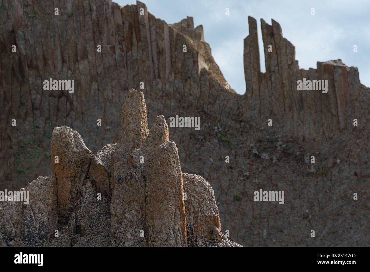 paesaggio vulcanico naturale, cime di rocce frastagliate formate da basalto colonnare Foto Stock