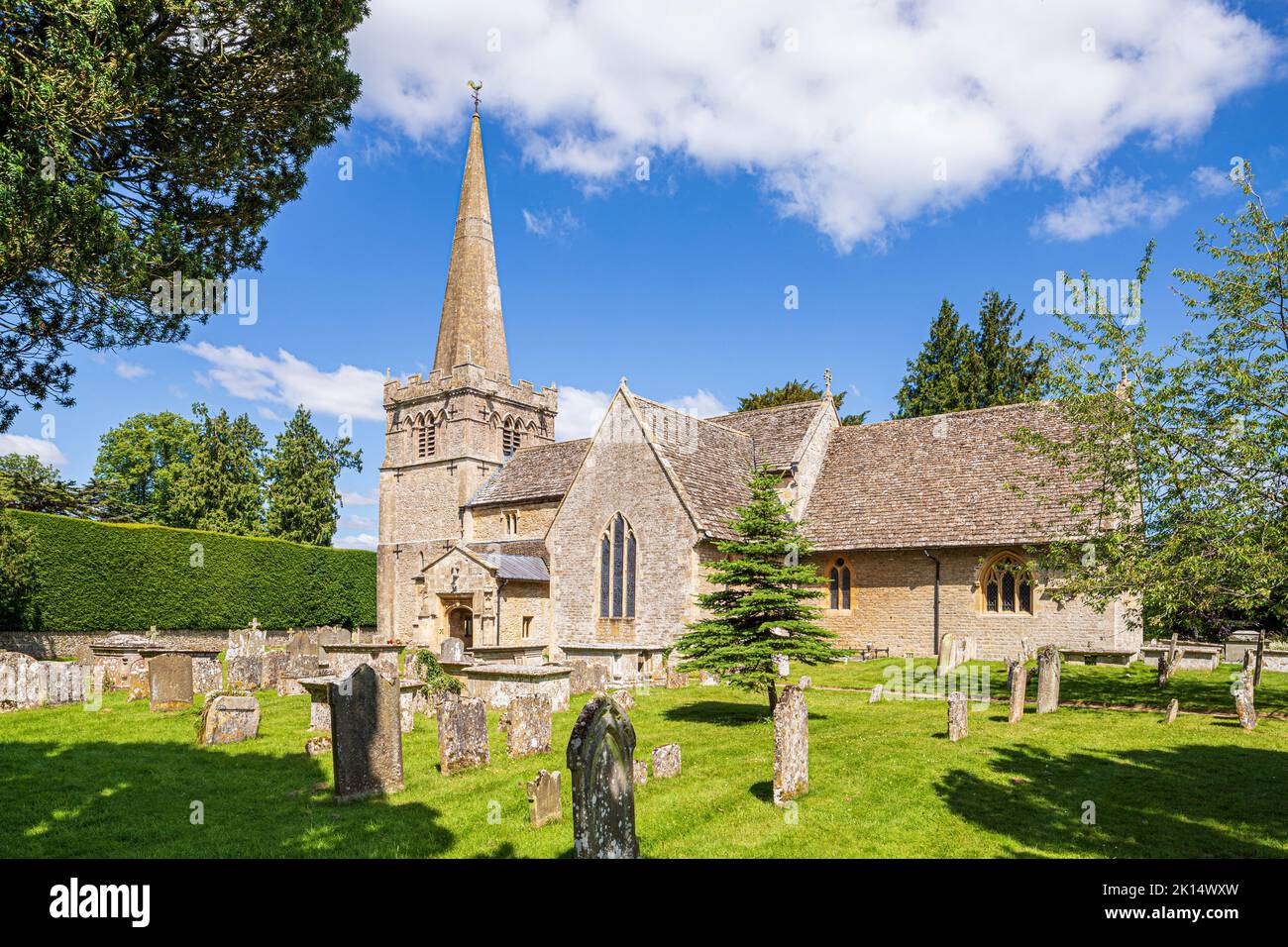 Chiesa di tutti i Santi nel villaggio Cotswold di Down Ampney, Gloucestershire UK. Ralph Vaughan Williams è nato nel Vicarage Vecchio nel 1872. Foto Stock