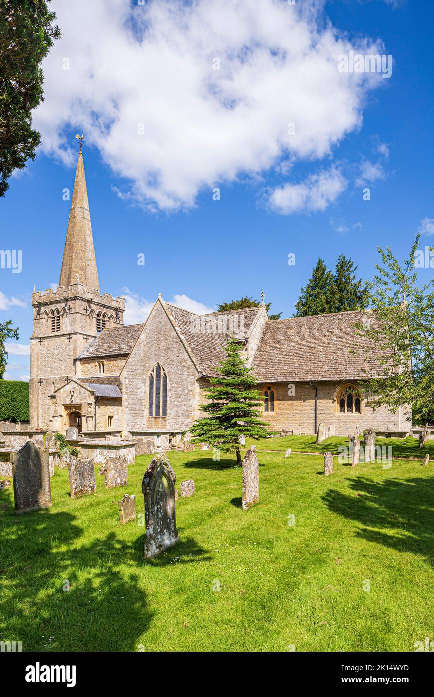 Chiesa di tutti i Santi nel villaggio Cotswold di Down Ampney, Gloucestershire UK. Ralph Vaughan Williams è nato nel Vicarage Vecchio nel 1872. Foto Stock
