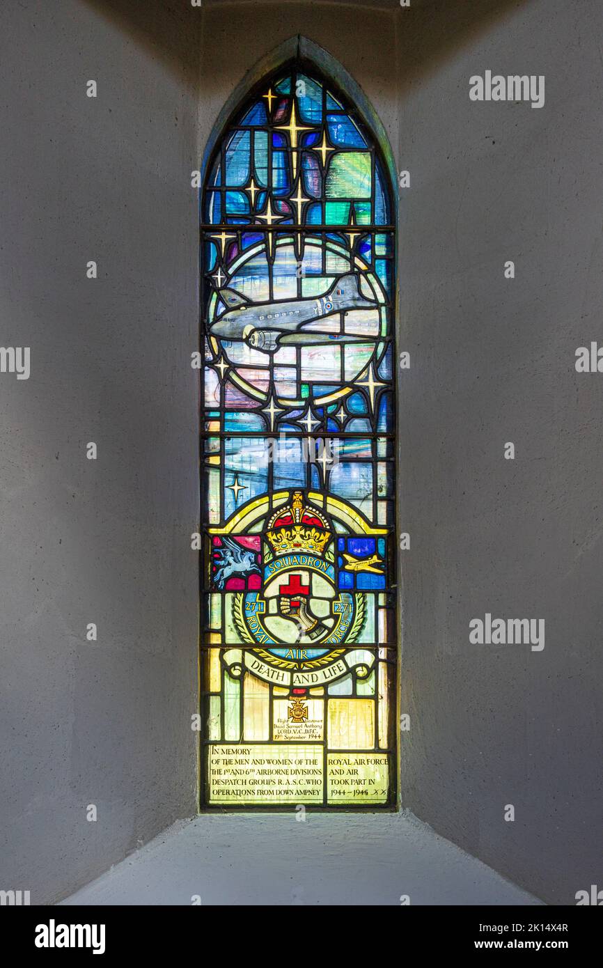 Raffigurazione di una seconda guerra mondiale Douglas DC3 Dakota in una vetrata RAF, chiesa di tutti i Santi nel villaggio Cotswold di Down Ampney, Glos. REGNO UNITO Foto Stock