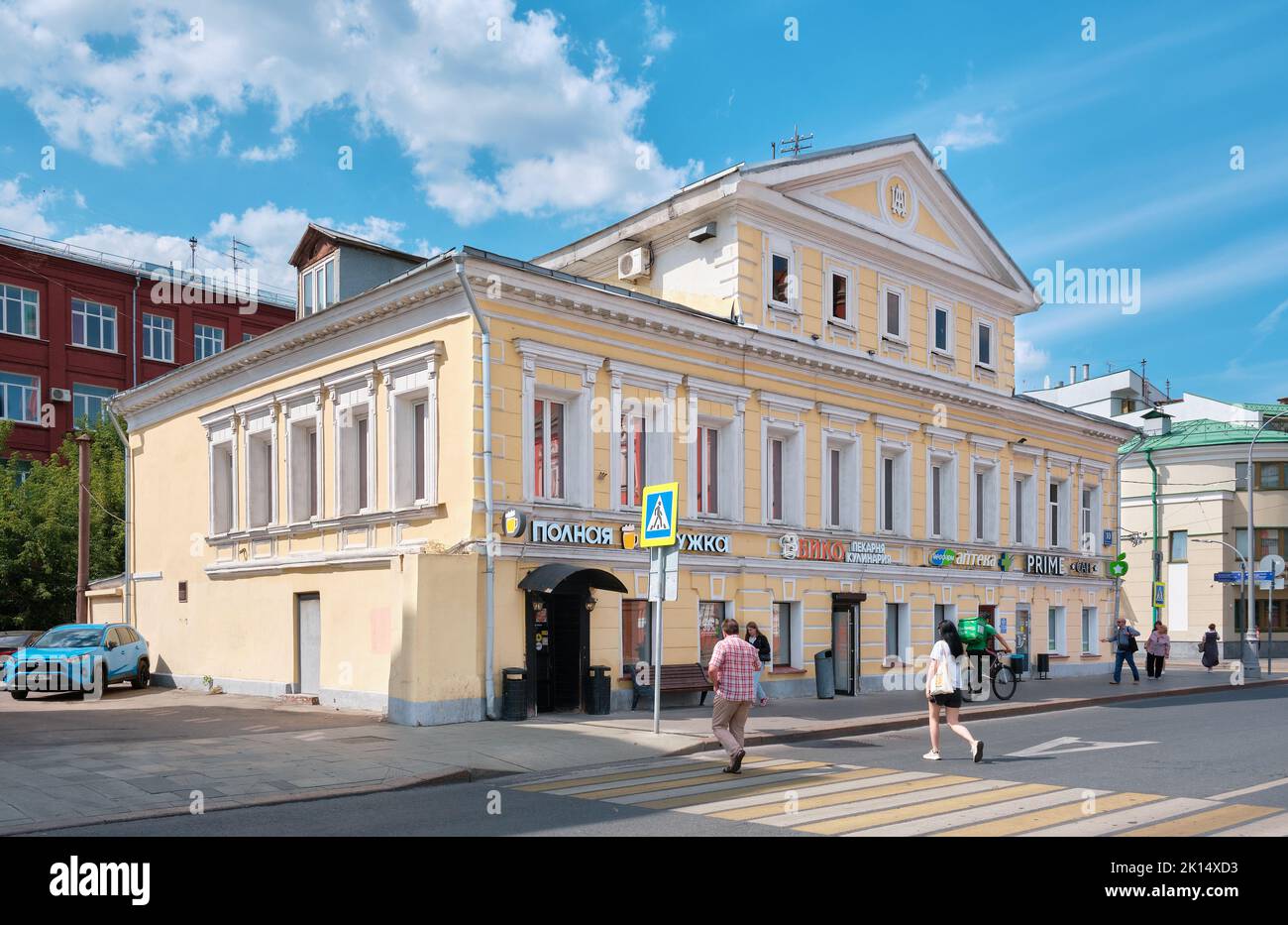 Vecchia casa disabitata a tre piani costruita nel 1904, un oggetto di patrimonio culturale: Mosca, Russia - 04 agosto, 2022 Foto Stock