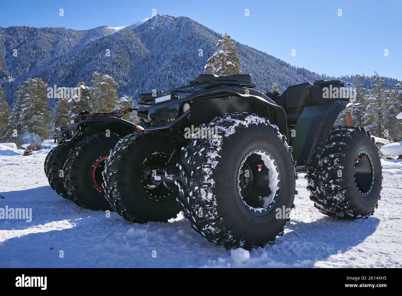 ATV con ruote grandi sulla neve. Foto Stock