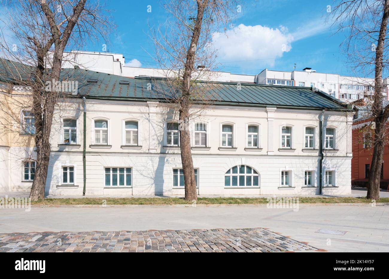 Edificio non residenziale, 1917, sito patrimonio culturale, Via Shkolnaya, punto di riferimento: Mosca, Russia - 14 agosto 2022 Foto Stock