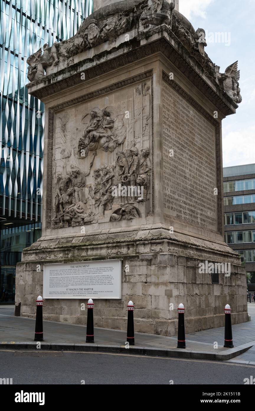 Il Frieze Occidentale alla base del Monumento al Grande incendio di Londra del 1666. Monument Square, Londra, Inghilterra, Regno Unito Foto Stock